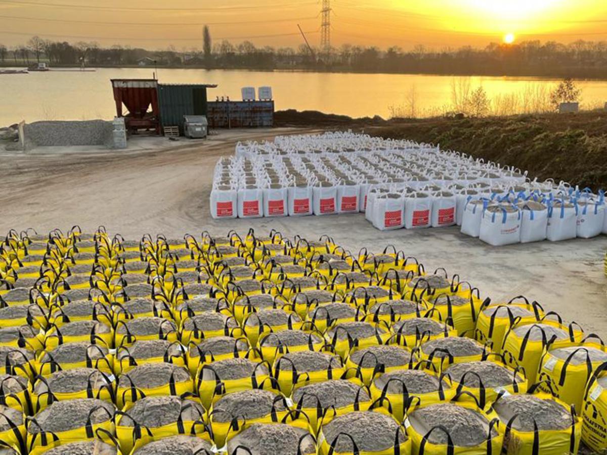 De BigBags gevuld met zand staan weer klaar