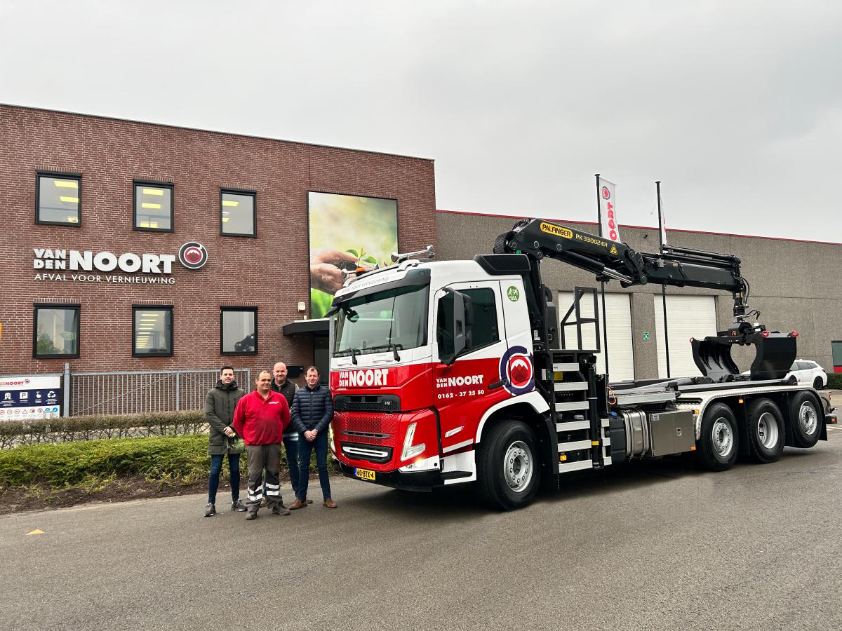 Vrachtwagen met autolaadkraan toegevoegd